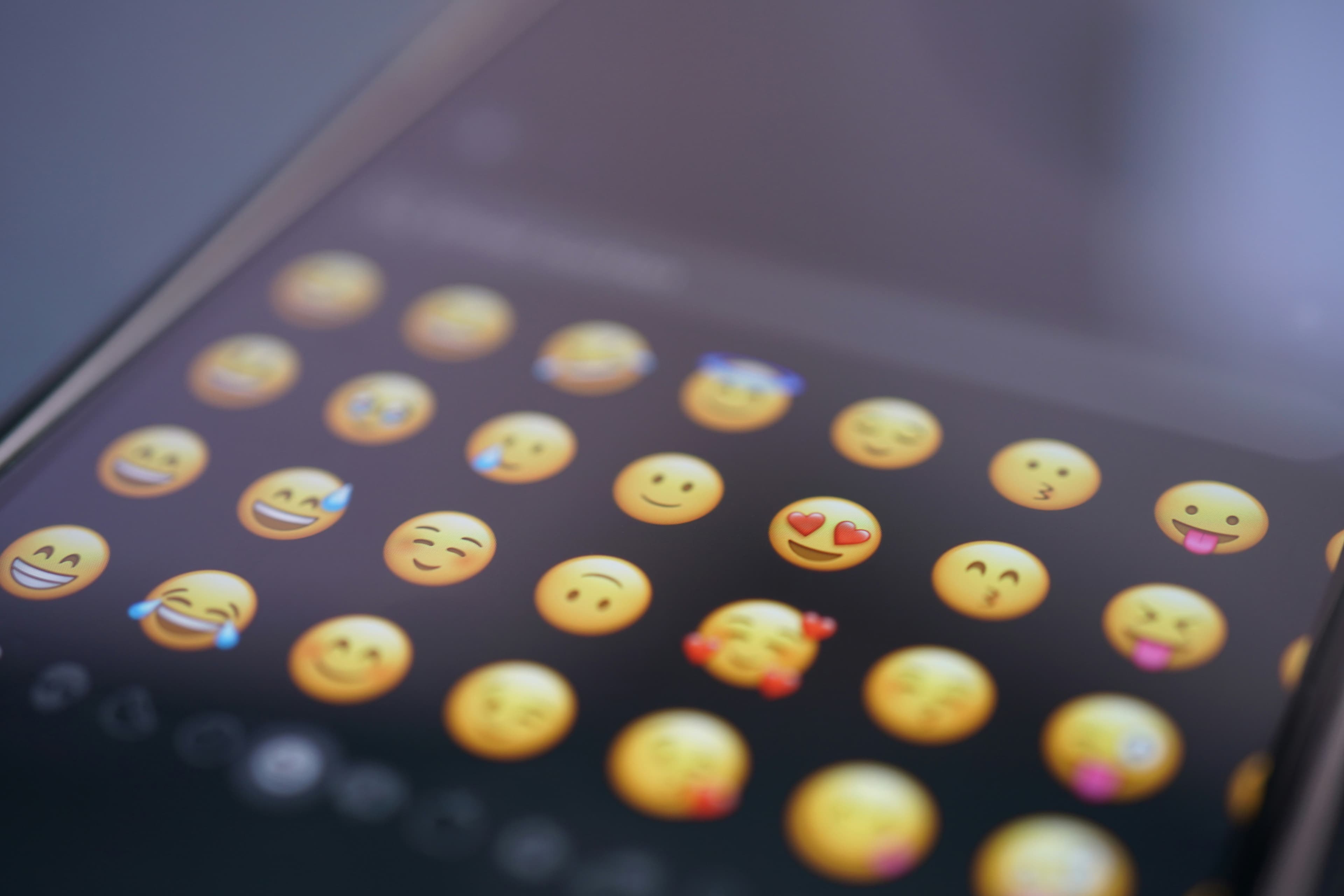 文字輔導的關鍵技巧（二）：Emoji、多媒體與文化敏感度